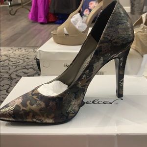 Camo pumps